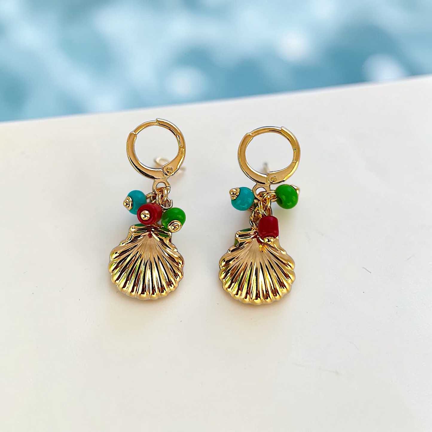 Brinco Argolinha Pingente Concha e Cristais Colors