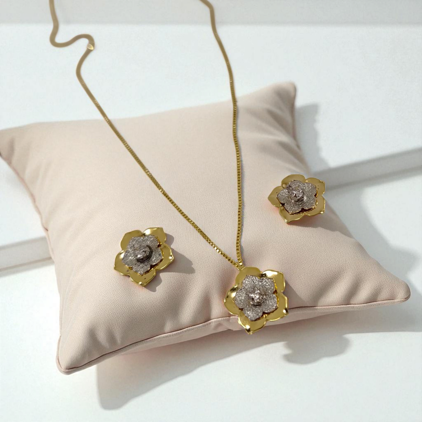 Conjunto Delicado Flor Zircônia