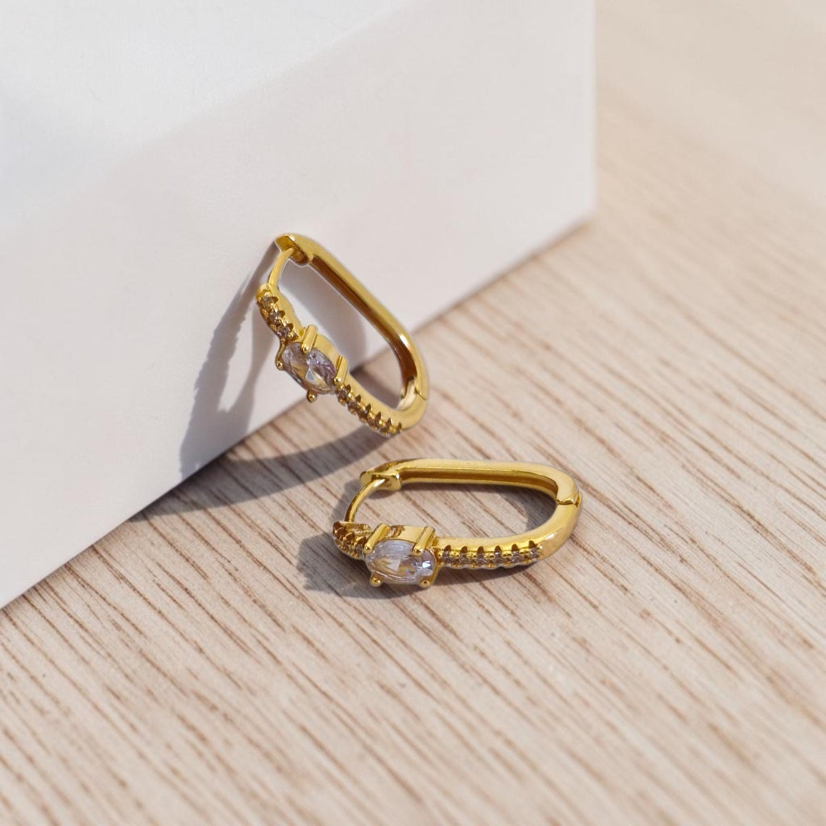 Brinco Argolinha Oval Zircônia no Meio e Microzircônias