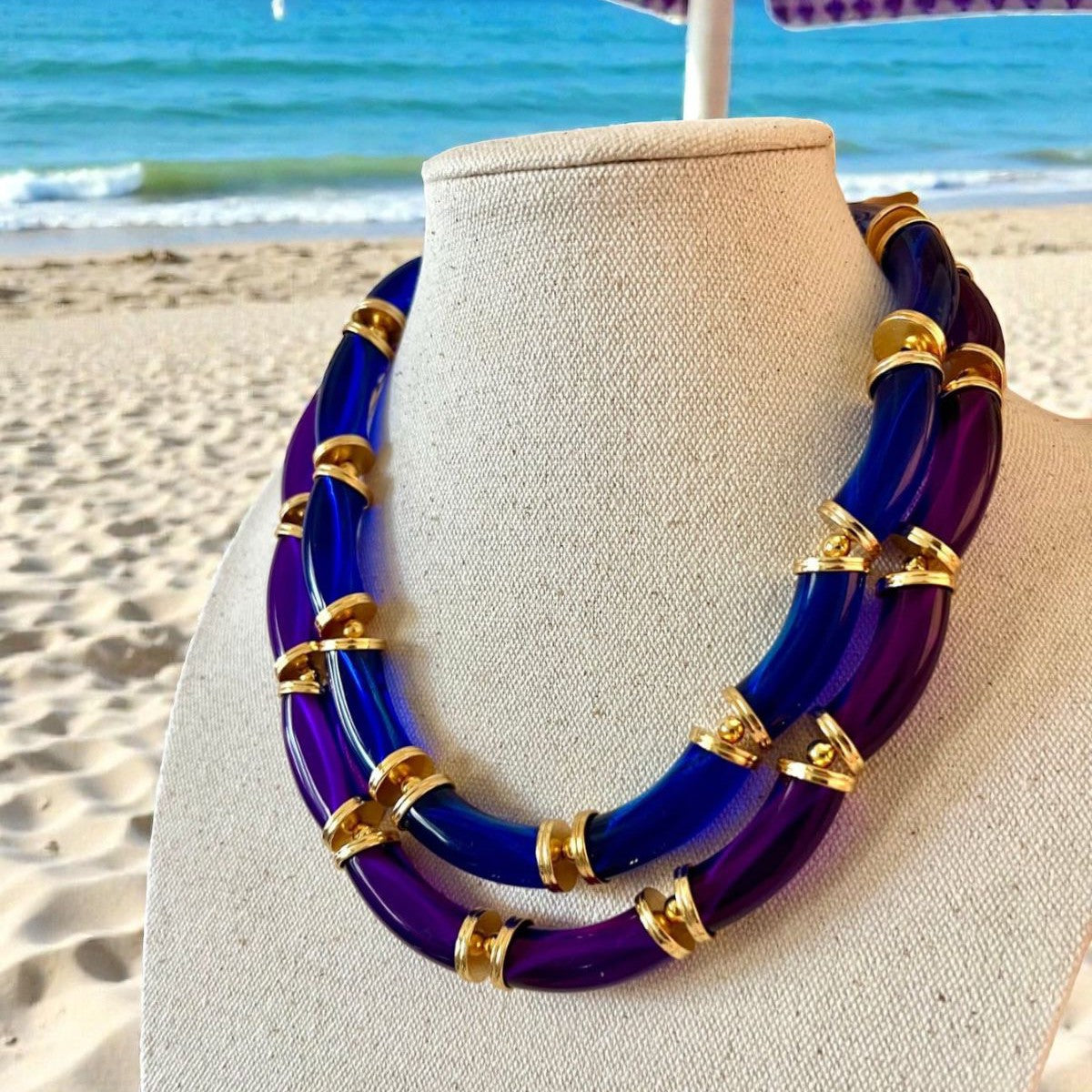 Colar Acrílico Tubos Detalhes Dourados