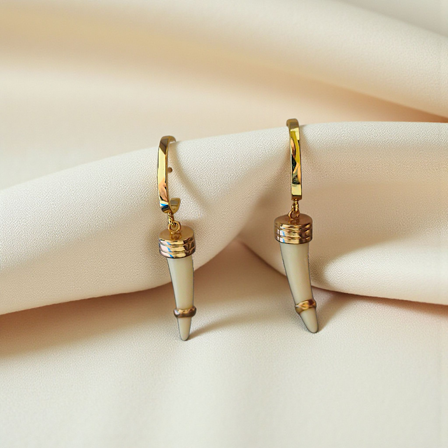 Brinco Ear Hook Dente de Sabre