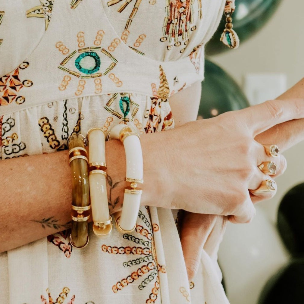 Pulseira Acrílico Tubos Detalhes Dourados