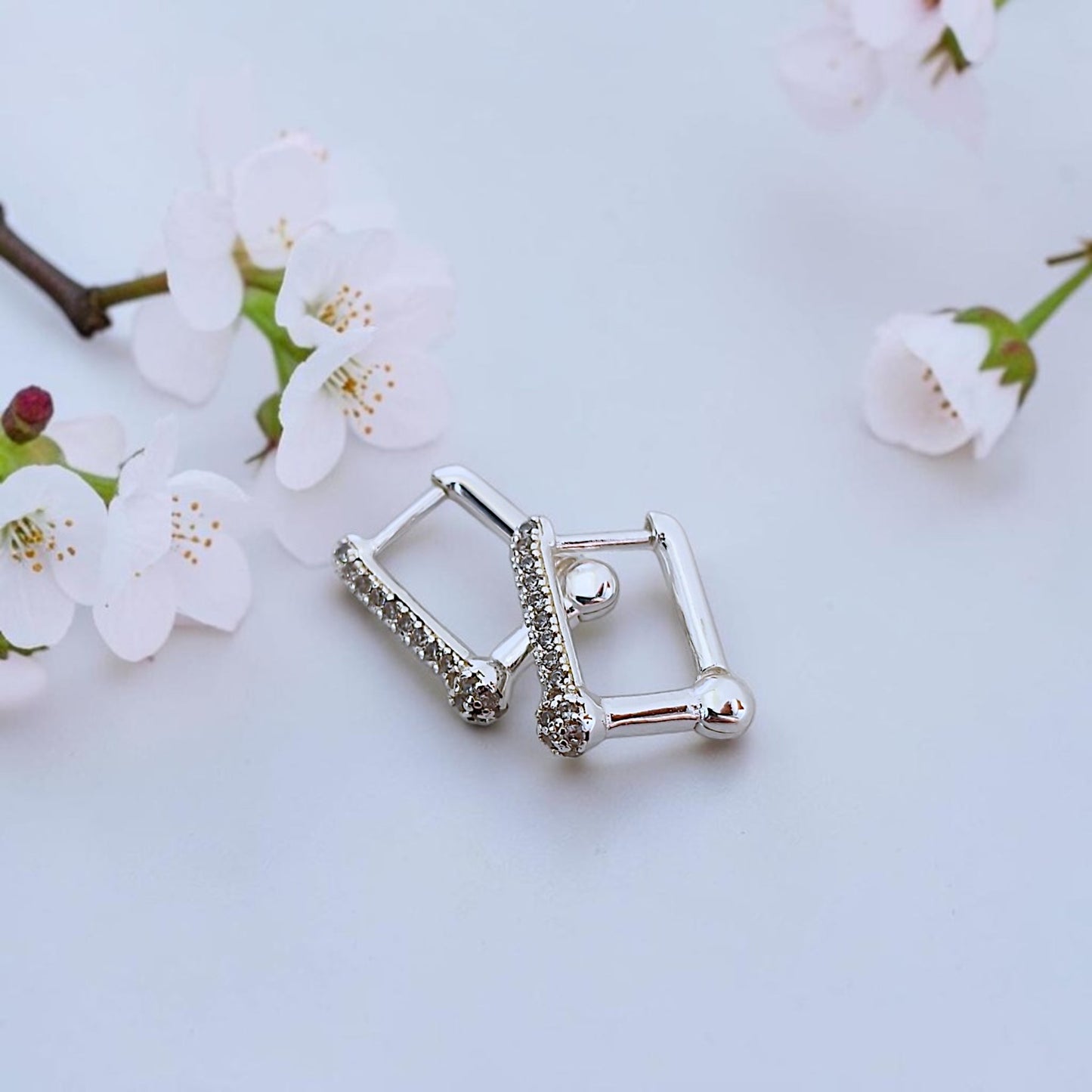Brinco Argolinha Inspirada Tiffy Microzircônias Prata 925