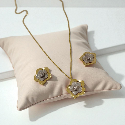 Conjunto Delicado Flor Zircônia