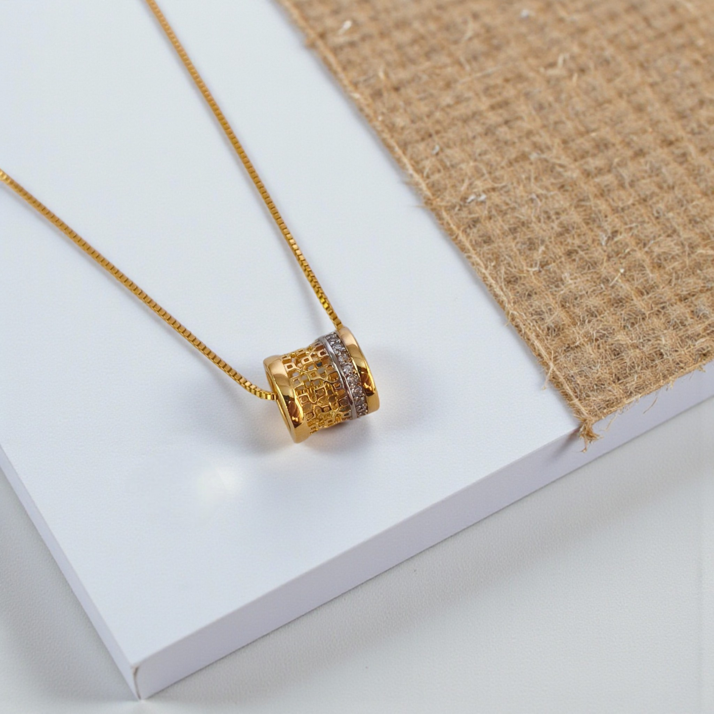 Colar Pingente Charm Vazado