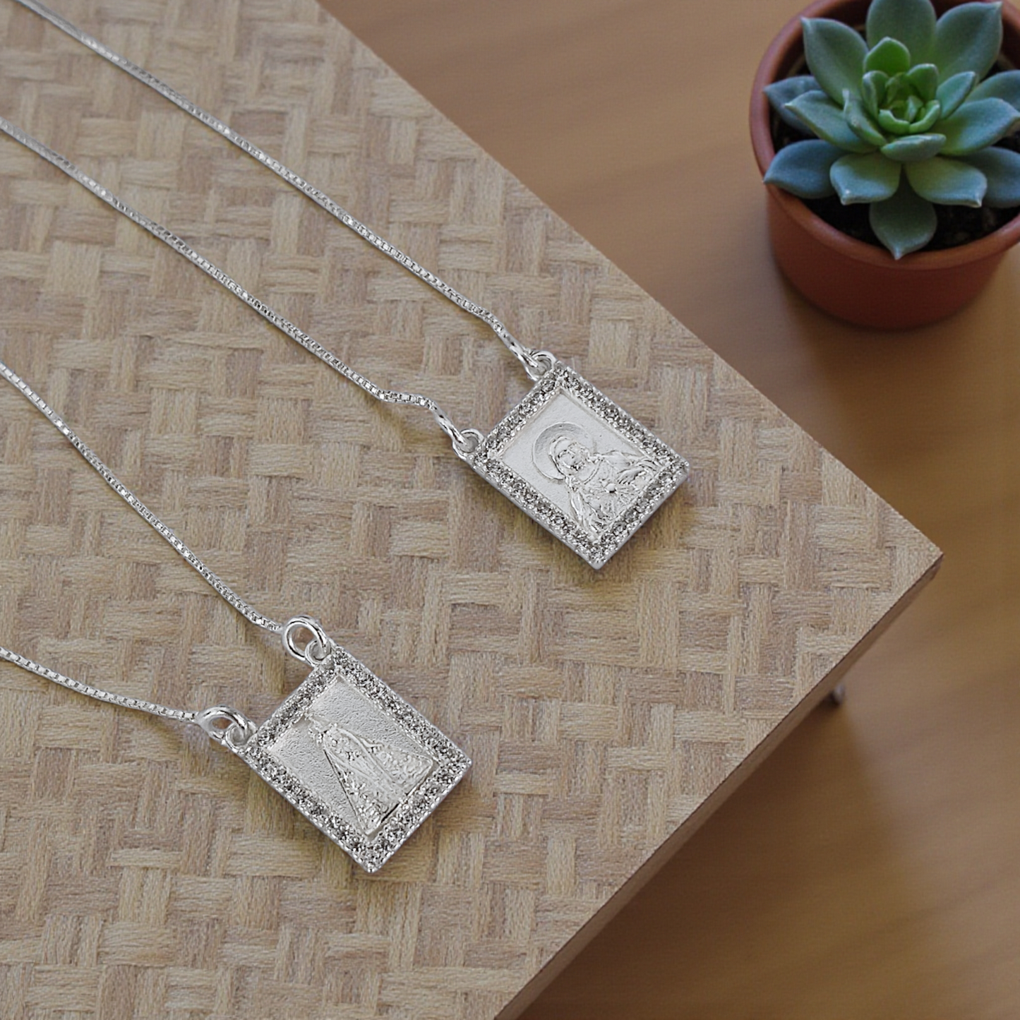 Colar Escapulário N. S. Aparecida Microzircônias Redor Prata 925