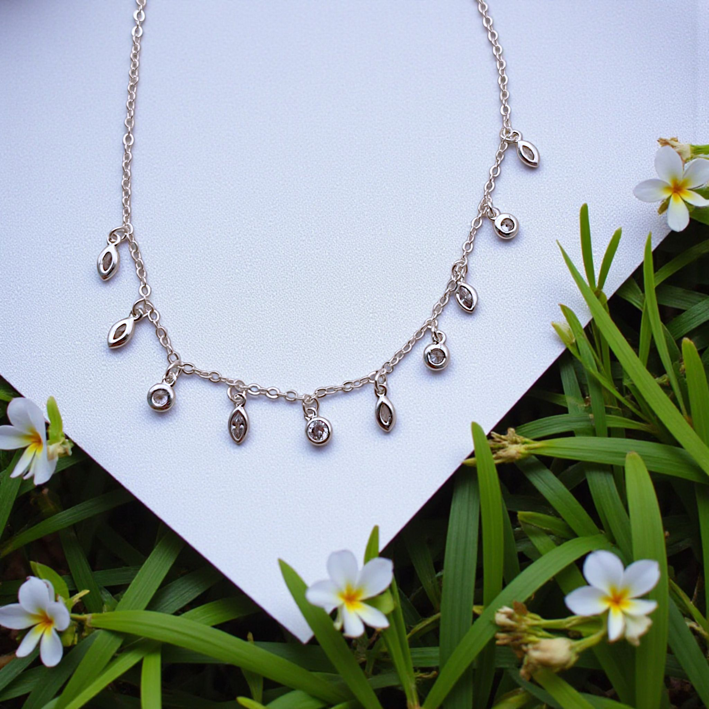 Colar Choker Zircônias Redondas e Ovais Penduradas Prata 925
