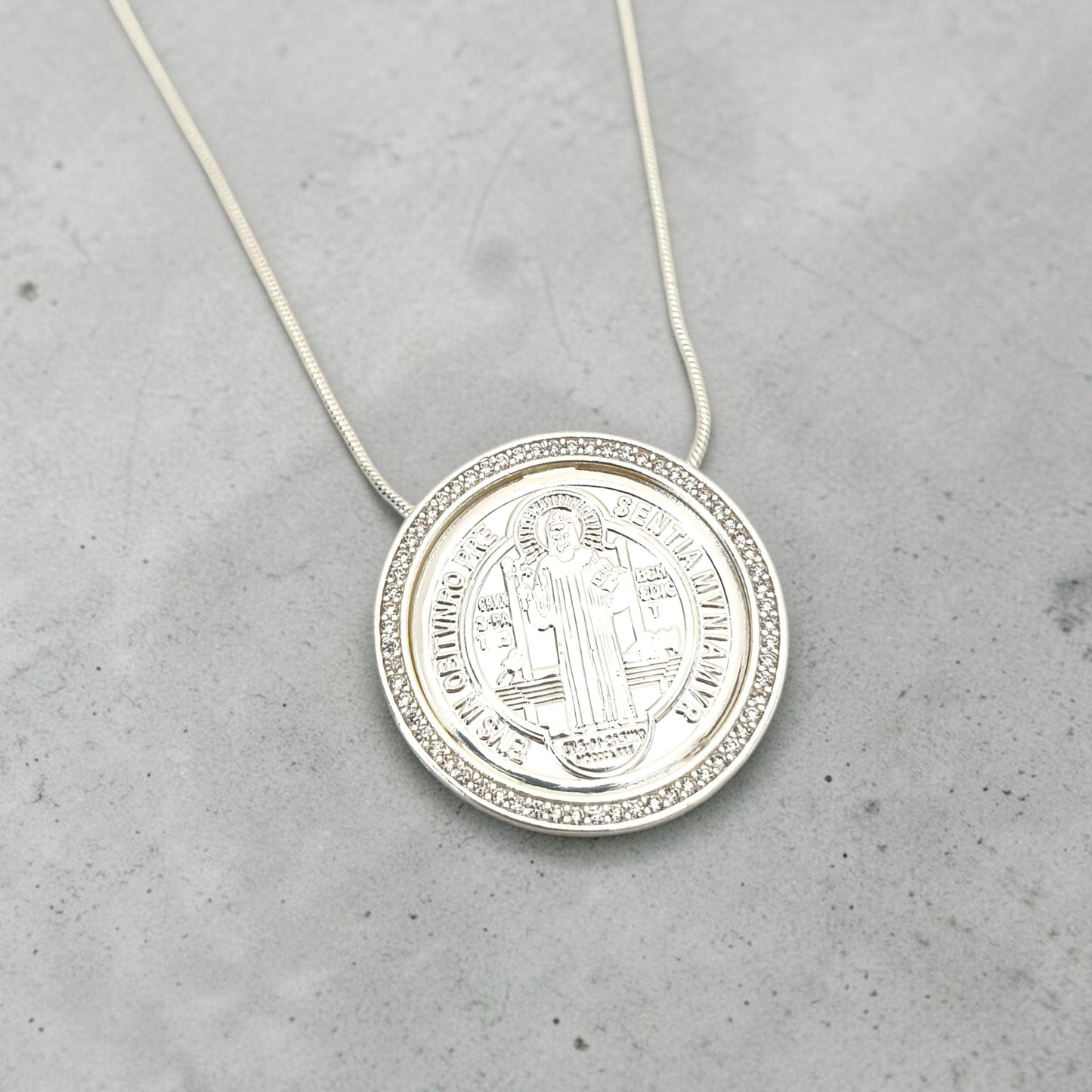 Colar São Bento Medalha 30 mm Microzircônias Prata 925