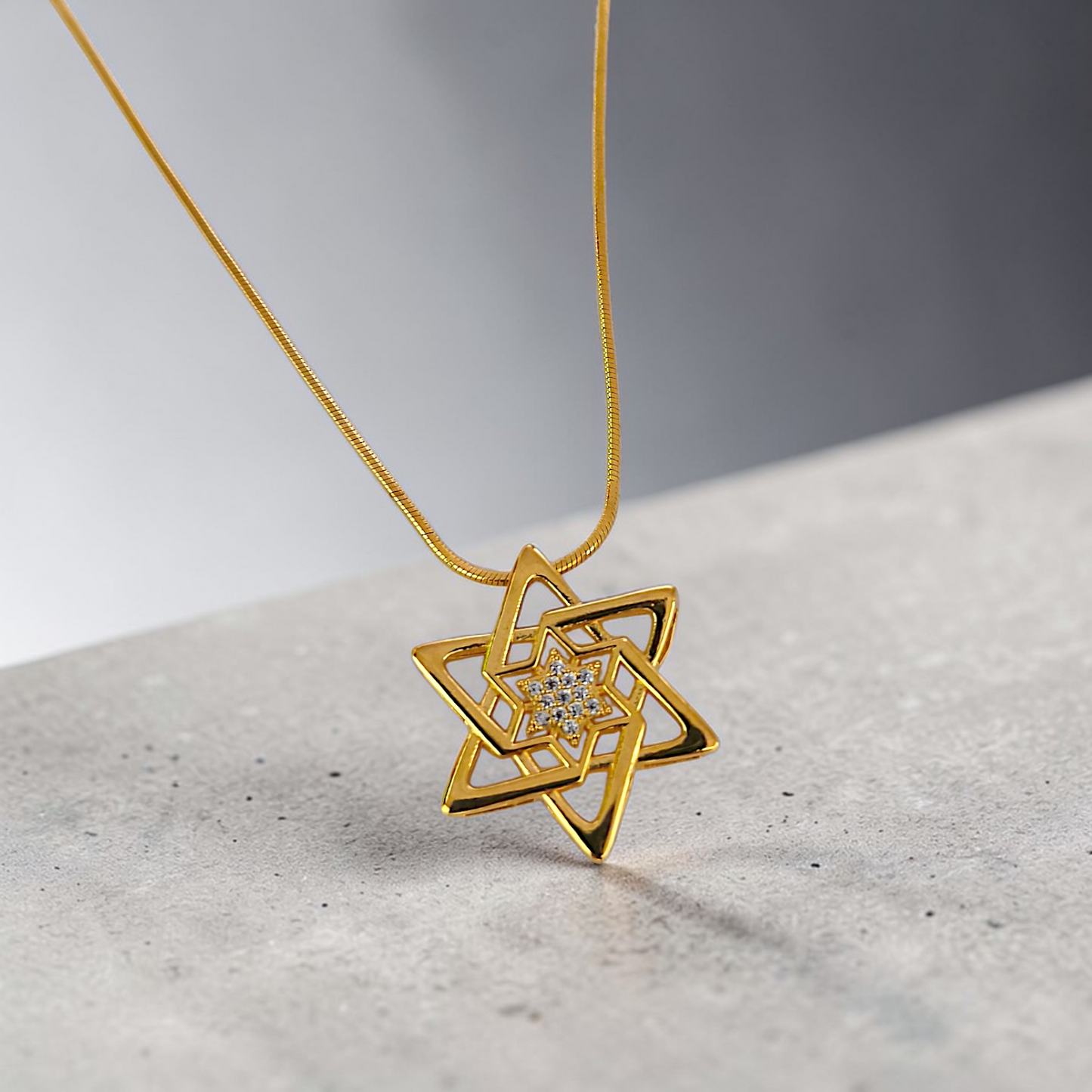 Colar Estrela de Davi Microzircônias no Meio