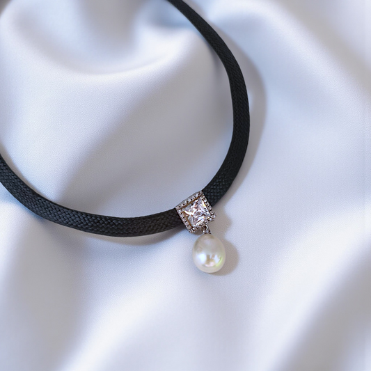 Colar Choker Courino Pérola e Zircônia