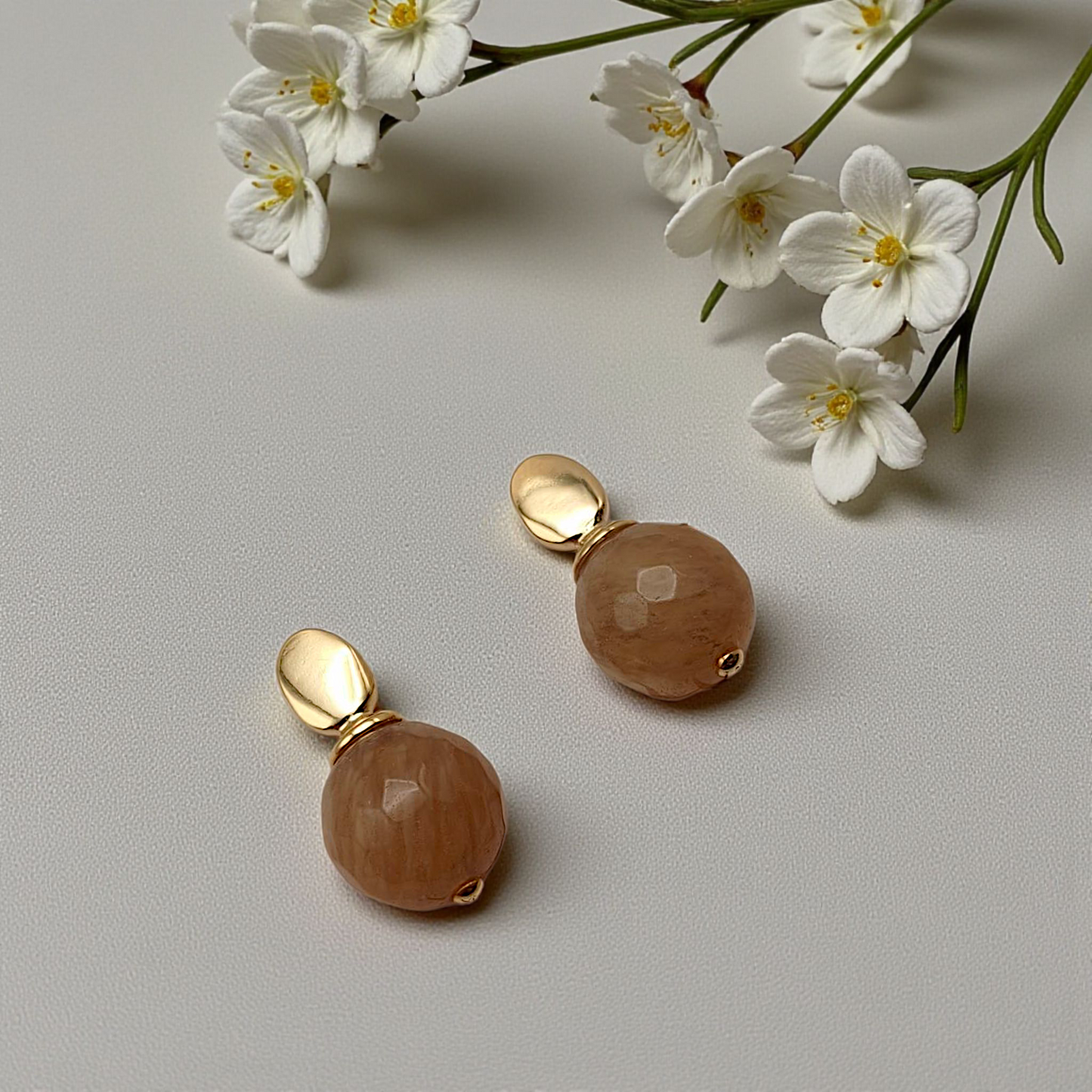 Brinco Base Oval e Pedra Natural