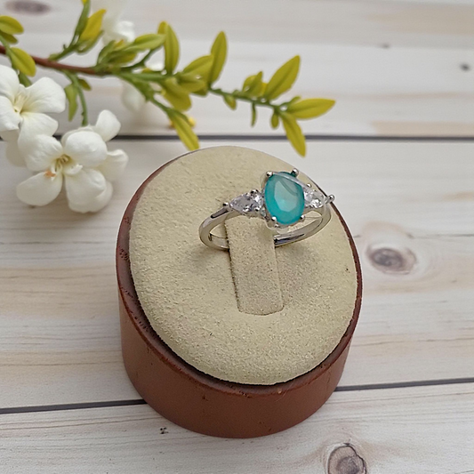 Anel Delicado Zircônia Oval e Gotas