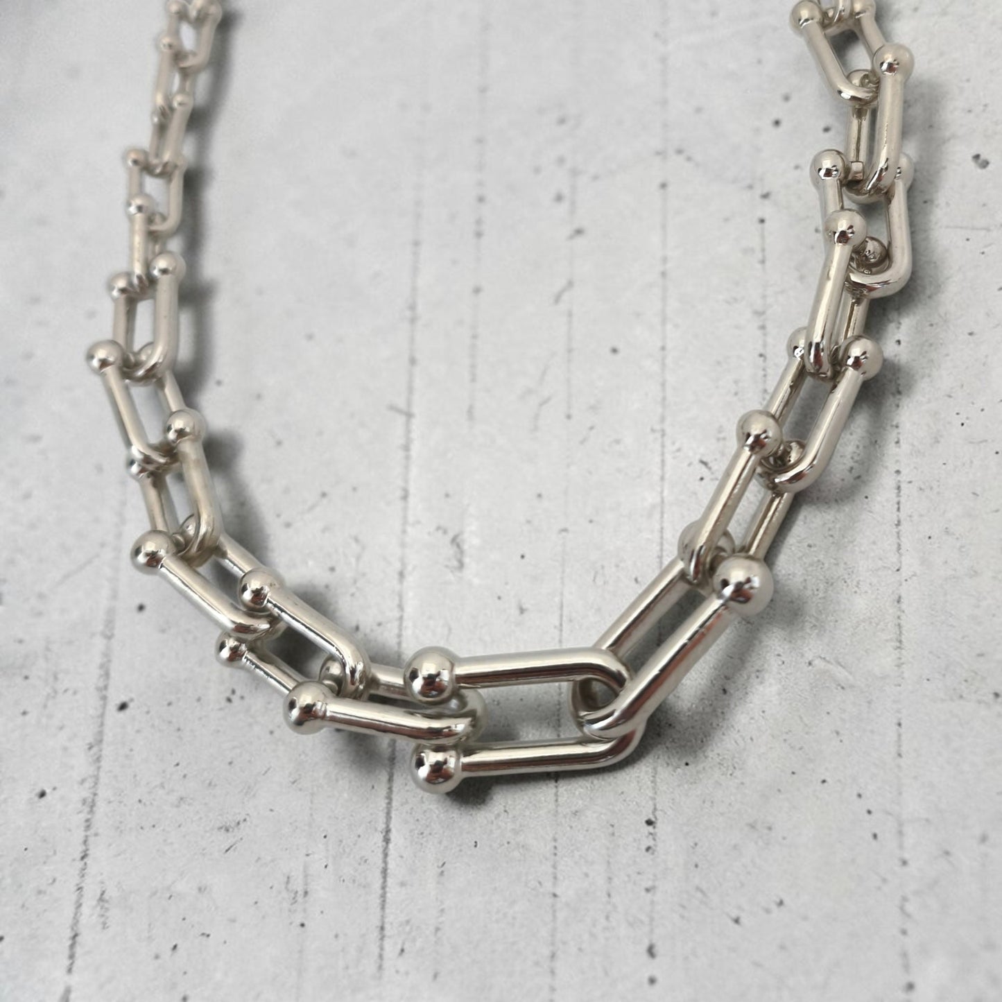 Colar Choker Elos Crescentes Tiffy