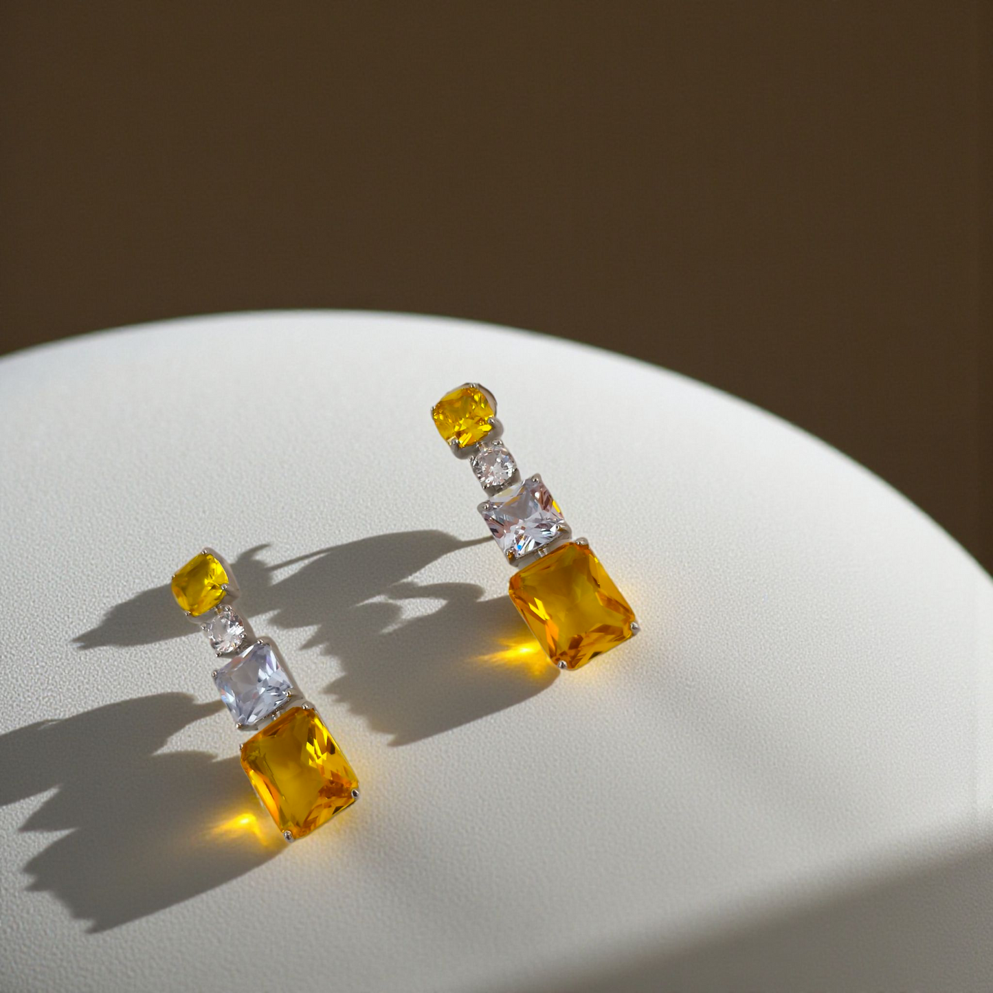 Brinco Zircônias Retangulares Amarelo e Cristal