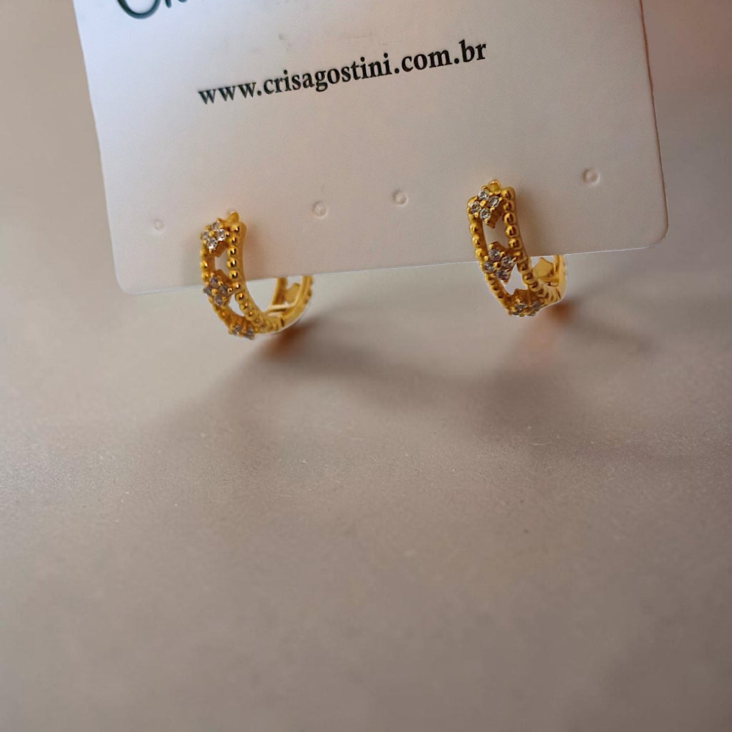Brinco Argolinha Vazada Florzinhas Zircônias